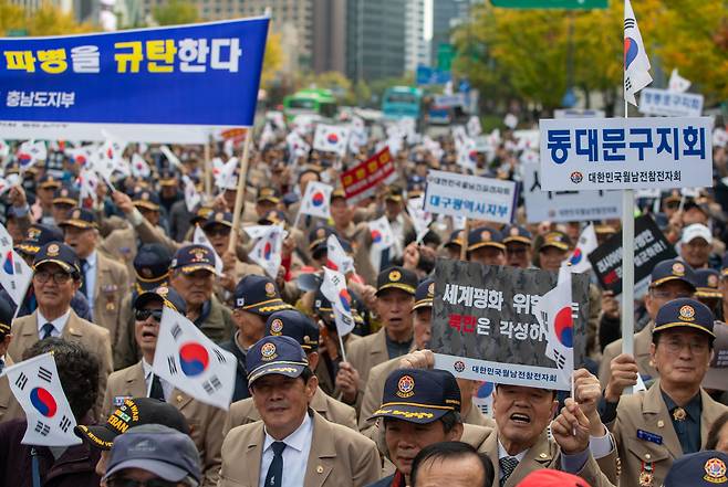 28일 오후 서울 광화문역 사거리에서 대한민국 월남전참전자회 소속 참전용사들이 러시아 파병 북한 규탄 집회를 열고 있다. /장련성 기자