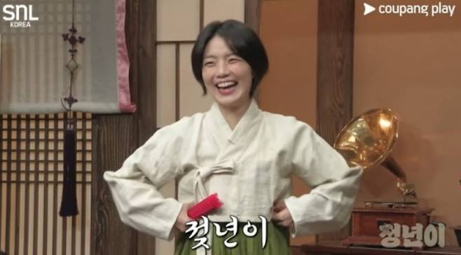 지난 26일 방영된 SNL 방송에서 안영미가 '정년이'를 패러디하고 있다. /쿠팡플레이