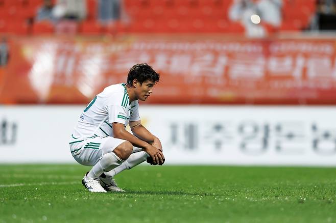 27일 제주에 0대1로 패한 뒤 앉은 채 아쉬워하는 홍정호. / 프로축구연맹