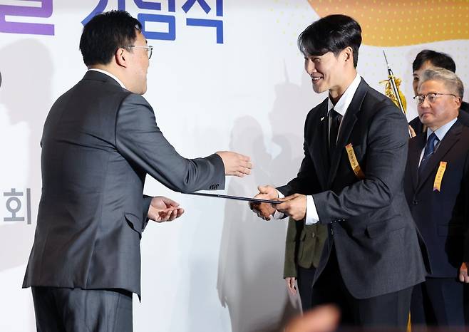 방송인 김종국이 29일 서울 여의도 FKI타워에서 열린 제9회 ‘금융의 날’ 기념식에서 김병환 금융위원장으로부터 대통령표창을 수여받고 있다. 2024.10.29/뉴스1