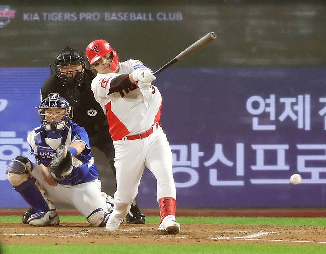 기아 타이거즈 김선빈이 28일 광주 기아챔피언스필드에서 열린 2024 KBO 포스트시즌 한국시리즈 5차전 삼성 라이온즈와 경기에서 7회말 안타를 치고 있다. 연합뉴스