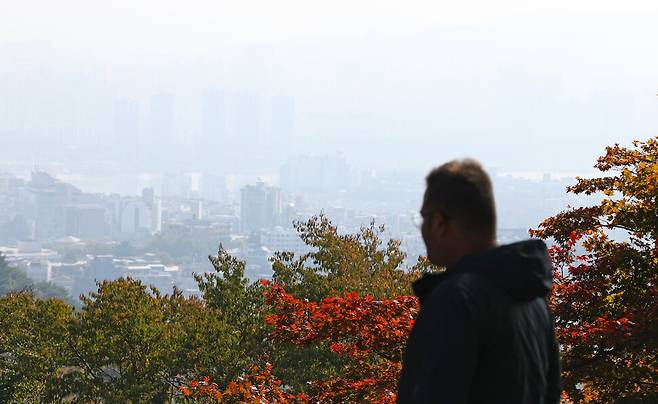 전국이 대체로 흐린 날씨를 보인 28일 단풍이 든 서울 남산 너머로 도심이 옅은 안개와 미세먼지에 갇혀 있다. 연합뉴스