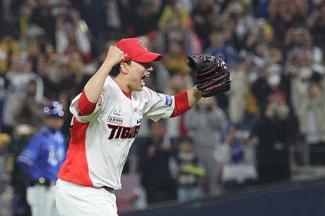 기아 타이거즈 마무리 투수 정해영이 28일 광주 기아챔피언스필드에서 열린 2024 KBO 포스트시즌 한국시리즈 5차전 삼성 라이온즈와 경기에서 9회초를 삼자범퇴로 막아낸 뒤 환호하고 있다. 연합뉴스