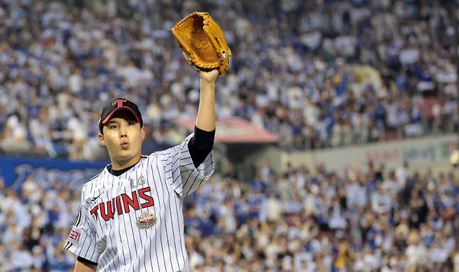 <yonhap photo-5496="">(서울=연합뉴스) 김인철 기자 = 17일 서울 잠실야구장에서 열린 2024 신한 SOL뱅크 KBO 포스트시즌 플레이오프 3차전 LG 트윈스와 삼성 라이온즈의 경기. 6회초 LG 선발 투수 임찬규가 교체되며 인사하고 있다. 2024.10.17 yatoya@yna.co.kr/2024-10-17 20:26:05/ <저작권자 ⓒ 1980-2024 ㈜연합뉴스. 무단 전재 재배포 금지, AI 학습 및 활용 금지></yonhap>