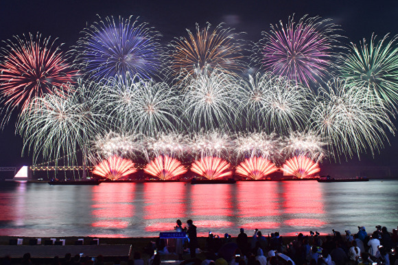 부산광역시 광안리해수욕장에서 ‘제18회 부산불꽃축제’가 펼쳐지고 있다. [사진=부산광역시]