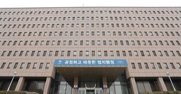 법무부가 술에 취한 상태에서 후배 남자 검사에게 부적절한 신체 접촉과 발언을 했다는 혐의로 부산지검 소속 A 검사에게 지난 23일 정직 1개월 징계 처분을 내렸다. 사진은 법무부 전경. [사진=연합뉴스]