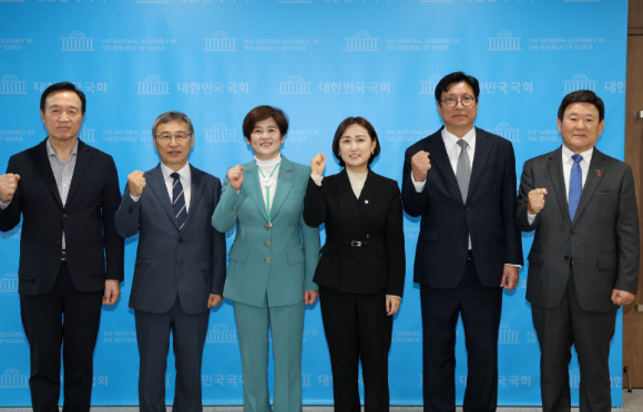 도성훈 인천광역시교육감(왼쪽에서 다섯번째)이 29일 국회 소통관에서 열린 기자 간담회에 참석해 지방 교육 재정이 위기라며 대책 마련을 촉구하고 있다. [사진=인천시교육청]