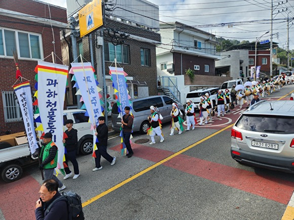 김천시가 ‘남산지구 도시재생 과하천 물동이 축제’를 개최하고 있다. [사진=김천시청]