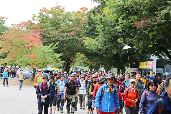 청송군이 ‘2024년 외씨버선길 청송 함께 걷기’ 행사를 개최하고 있다. [사진=청송군청]