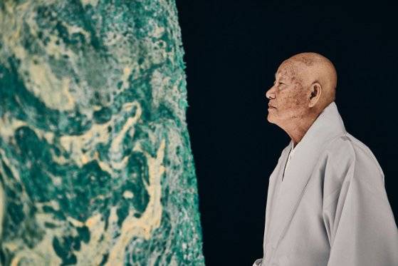 자신의 작품을 바라보는 성파 스님의 모습. 예술의 전당