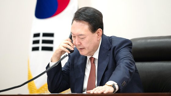 윤석열 대통령이 28일 서울 용산 대통령실청사에서 우르줄라 폰데어라이엔 유럽연합(EU) 집행위원장과 전화 통화를 하고 있다. 대통령실 제공