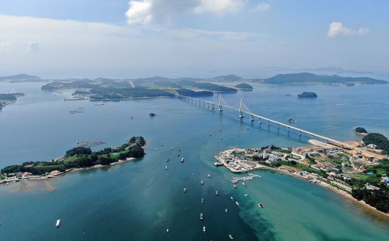 충남도는 중앙부처와 지방정부, 대형은행 등이 참여하는 방식으로 안면도 관광지를 개발하겠다고 29일 밝혔다. 사진은 안면도 최남단인 영목항 전경. [사진 충남도]