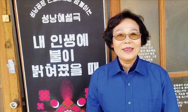 의성 성광성냥 공장에서 28년간 일했던 김문주 씨가 관람객들에게 성냥공장의 역사와 성냥 제조과정을 설명하고 있다.  오경묵 기자