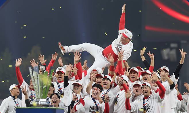 28일 광주 기아챔피언스필드에서 2024 신한 SOL뱅크 KBO 포스트시즌 한국시리즈 우승팀 KIA 타이거즈 선수들이 이범호 감독을 헹가래하고 있다.  연합뉴스