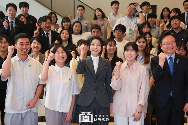 지난해 김건희 여사가 참석한 ‘괜찮아, 걱정마 마음건강을 위한 대화’. 대통령실 제공