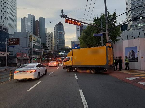 29일 오전 6시4분 수영구 광안동 수영교차로 인근에서 우회전하던 1.8t 화물차가 보행자 두 명을 들이받는 사고가 발생했다. 부산경찰청 제공