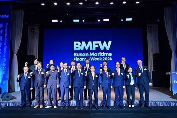 29일 부산 부산진구 롯데호텔부산에서 열린 ‘2024 부산 해양금융위크(BMFW)’ 개막식에서 주요 참석자들이 기념사진을 찍고 있다.  한국해양진흥공사 제공