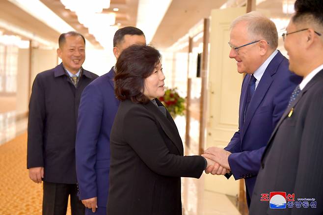 North Korean Foreign Minister Choe Son-hui (center) shakes hands with Russian Ambassador to North Korea Alexander Matsegora before leaving for Moscow on Monday, in this photo provided by the North's official Korean Central News Agency the next day. (Yonhap)