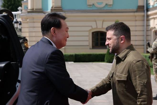 South Korean President Yoon Suk Yeol (Left) shakes hands with Ukrainian President Volodymyr Zelenskyy prior to their talks at the presidential palace in Kyiv on July 15, 2023. (Presidential office)