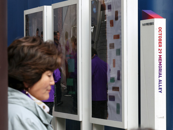 A person passes by the Oct. 29 memorial alley in Itaewon, Yongsan District, central Seoul, on Oct. 21. [NEWS1]