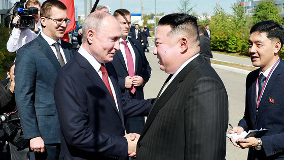 Russian President Vladimir Putin, left, and North Korean leader Kim Jong-un shake hands during their meeting in Russia on Sept. 13, 2023. [AP/YONHAP]