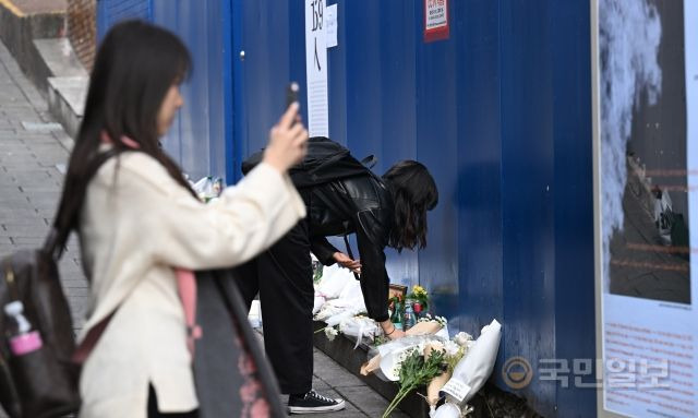 10·29 이태원 참사 2주기인 29일 서울 용산구 이태원역 앞 참사 현장에서 시민들이 추모를 하고 있다..