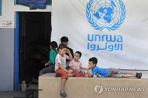 UNRWA 학교 앞에 앉아있는 팔레스타인 아이들 <사진=AP 연합뉴스>