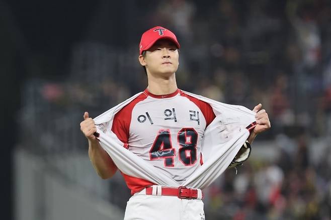 28일 광주 기아챔피언스필드에서 열린 2024 신한 SOL뱅크 KBO 포스트시즌 한국시리즈 5차전 삼성 라이온즈와 KIA 타이거즈의 경기. 6회초 교체투입돼 무실점으로 막아낸 KIA 곽도규가 더그아웃으로 향하며 본인의 유니폼 안에 입은 이의리 유니폼을 보이고 있다.  [사진출처 = 연합뉴스]