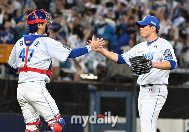 25일 오후 대구광역시 연호동 대구삼성라이온즈파크에서 진행된 '2024 프로야구 KBO리그 포스트시즌' 한국시리즈 3차전 삼성라이온즈와 KIA타이거즈의 경기. 삼성 김재윤과 강민호가 4-2로 승리한 뒤 환호하고 있다./대구=송일섭 기자 andlyu@mydaily.co.kr