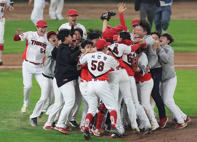 28일 광주 기아챔피언스필드에서 열린 2024 신한 SOL뱅크 KBO 포스트시즌 한국시리즈 5차전에서 KIA타이거즈가 삼성 라이온즈에 승리하며 7년 만에 통합 우승을 달성했다. [연합]