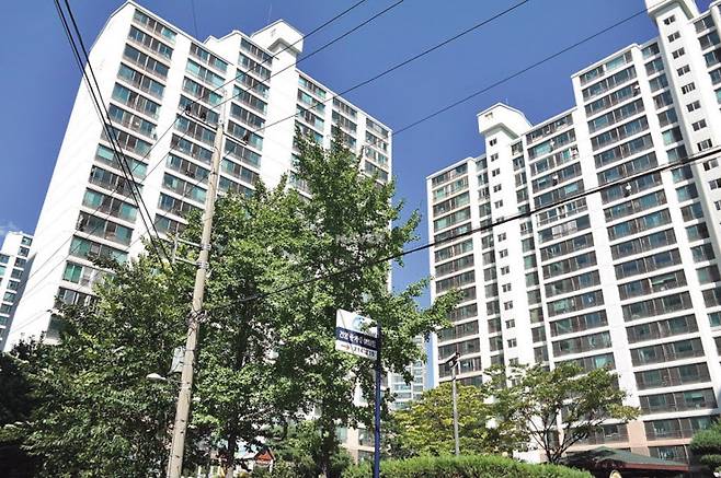 리모델링 사업이 진행되고 있는 서울 용산구 이촌동 ‘한가람아파트’전경 [네이버부동산 갤러리]