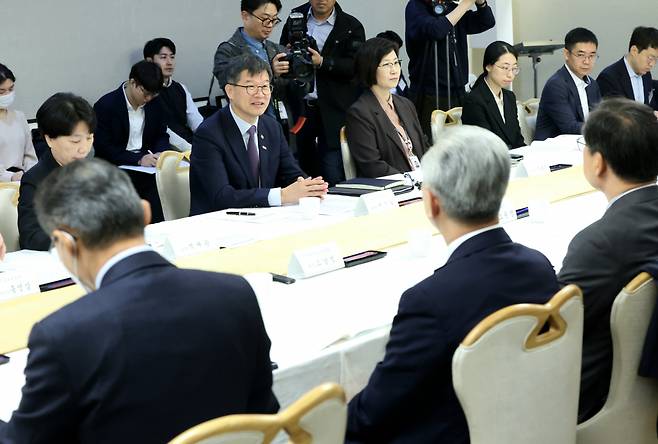 이기일 보건복지부 제1차관이 29일 열린 제4차 장기요양위원회에서 발언하고 있다.[보건복지부 제공]