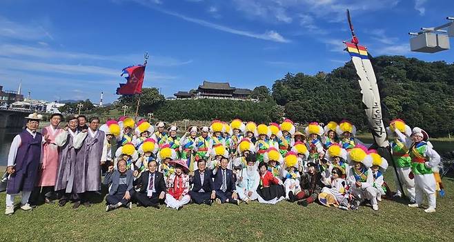 [창녕=뉴시스] 안지율 기자 = 부곡가마골풍물단이 제15회 경남도지사기 어르신농악경연대회에서 최우수상을 수상했다. (사진=창녕군 제공) 2024.10.29. photo@newsis.com *재판매 및 DB 금지