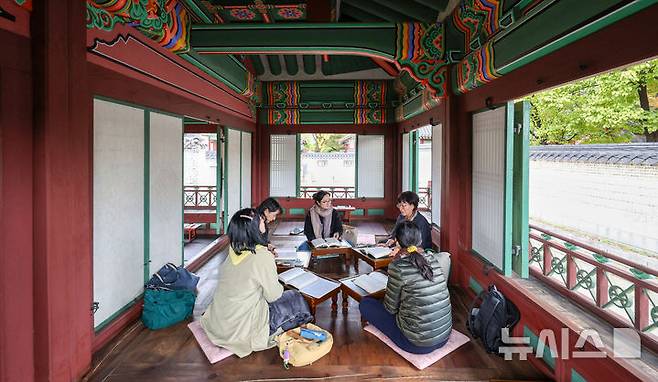 [서울=뉴시스] 김선웅 기자 = 29일 서울 종로구 창덕궁 궐내각사 권역 검서청에서 독서모임 회원들이 독서·토론 활동을 하고 있다. 국가유산청 궁능유적본부 창덕궁관리소는 29일부터 11월 3일까지 매일 창덕궁 궐내각사 권역에 위치한 규장각과 검서청 공간을 독서 관련 활동 모임 또는 단체들이 이용할 수 있도록 대여하는 '창덕궁 깊이보기, 궐내각사 규장각' 프로그램을 운영한다. 규장각과 검서청은 평소 문화유산 관리를 위해 내부관람이 제한되지만 독서의 계절 가을을 맞아 토론, 시 낭독 등 독서 관련 활동을 할 수 있도록 한시적으로 사전 신청 단체에 한해 내부가 공개된다. 2024.10.29. mangusta@newsis.com