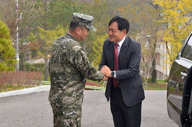 [인천=뉴시스] 김동영 기자 = 박용철 강화군수가 경기 김포 해병대 2사단을 방문했다. (사진=강화군 제공) 2024.10.29. photo@newsis.com *재판매 및 DB 금지