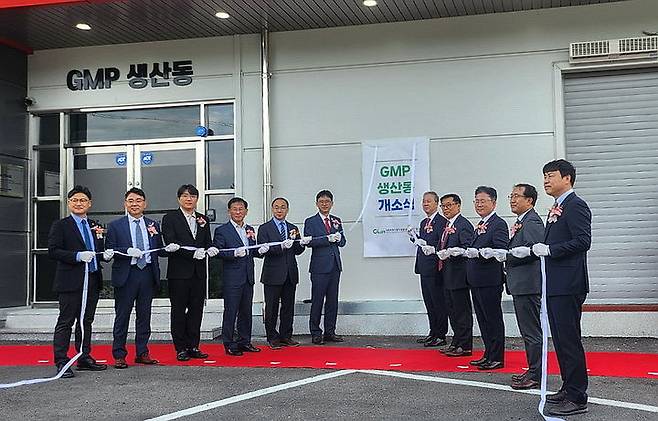 [정읍=뉴시스] 29일 개소한 정읍 첨단산업단지 농축산용미생물산업육성지원센터 내 농축산용 우수 제조관리 기준(GMP) 생산시설, 참석자들이 시설 현판 제막을 하고 있다. *재판매 및 DB 금지