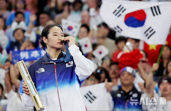 [파리=뉴시스] 안세영이 5일(현지시각) 프랑스 파리 아레나 포르트 드 라샤펠에서 열린 2024 파리 올림픽 배드민턴 단식 시상식에서 금메달에 입을 맞추고 있다. 2024.08.05. bluesoda@newsis.com