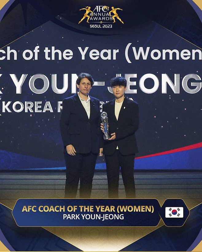 [서울=뉴시스] 29일 AFC 애뉴얼 어워즈 서울 2023에서 올해의 여자 지도자상을 받은 박윤정 감독. (사진=AFC SNS 캡처)  *재판매 및 DB 금지