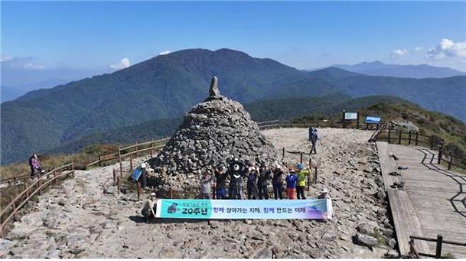 탐방객과 함께하는 반달가슴곰 복원 20주년 기념 홍보. 국립공원공단 지리산국립공원전남사무소 제공