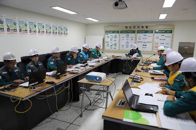 한국원자력환경공단이 본사 재난상황실에서 재난대응 안전한국훈련을 실시하고 있다. 공단 제공