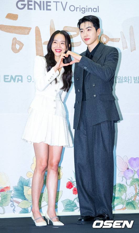 [OSEN=민경훈 기자] 23일 오후 서울 마포구 상암동 스탠포드호텔 그랜드볼룸에서 지니TV 오리지널 '나의 해리에게'(극본 한가람, 연출 정지현·허석원) 제작발표회가 열렸다.‘나의&nbsp;해리에게’는&nbsp;새로운 인격이 발현된 아나운서&nbsp;‘은호’와 구 남자친구&nbsp;‘현오’의 마음속 감춰뒀던 상처를 치유하는 행복 재생 로맨스.&nbsp;특히 전매특허 장르인 로맨스로 돌아온 정지현 감독과 탄탄한 연기력을 지닌 매력적인 배우 신혜선,&nbsp;이진욱,&nbsp;강훈,&nbsp;조혜주가 만나 하반기 새로운 로맨스 열풍을 만들어갈지 기대를 모은다.&nbsp;배우 신혜선과 강훈이 무대 위에서 포토타임을 갖고 있다. 2024.09.23 / rumi@osen.co.kr