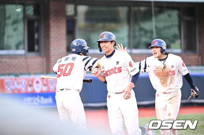 [OSEN=울산, 이석우 기자] 29일 울산 문수야구장에서 2024 울산-KBO Fall League 롯데 자이언츠와 NC 다이노스의 결승 경기가 열렸다. 롯데 자이언츠는 현도훈이 선발 출전하고 NC 다이노스는 이용준이 선발 출전했다. 롯데 자이언츠 김민석과 신윤후가 5회말 2사 1,3루 추재현의 역전 2타점 2루타때 득점을 올리고 하이파이브를 하고 있다. 2024.10.29 / foto0307@osen.co.kr