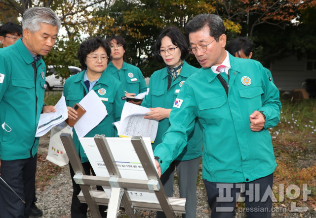 ▲소방서 이전 요청 부지를 살펴보는 정인화 시장ⓒ광양시