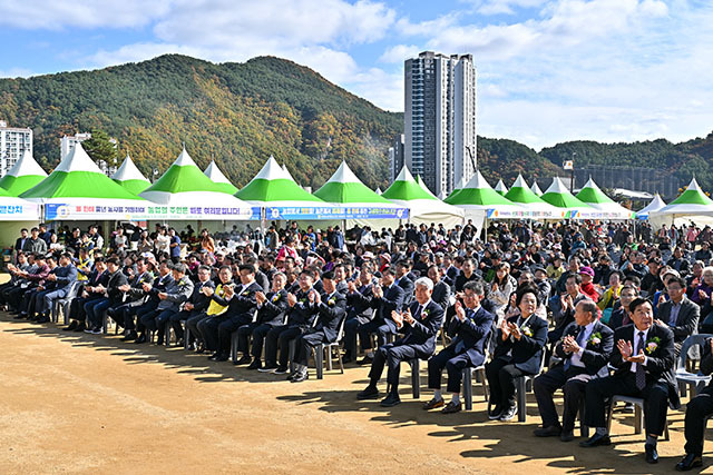 ▲정선군농업인단체연합회가 주관한 ‘제30회 농업인의 날’ 행사가 29일 정선공설운동장에서 최승준 정선군수, 전영기 군의장, 농업인 단체, 농업인 및 가족 등이 참석한 가운데 열리고 있다. ⓒ정선군