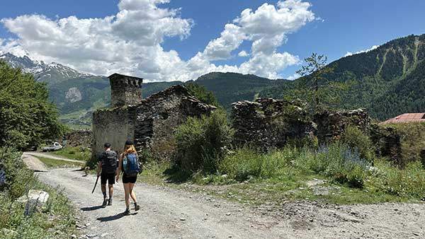 스바네티트레일 2일차에 마주하는 무르시켈리마을.