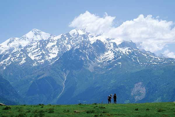 무르시켈리로 넘어가는 작은 패스에선 테트눌디를 시작으로 4,000m가 넘는 코카서스 설산이 장엄한 풍광이 펼쳐진다.