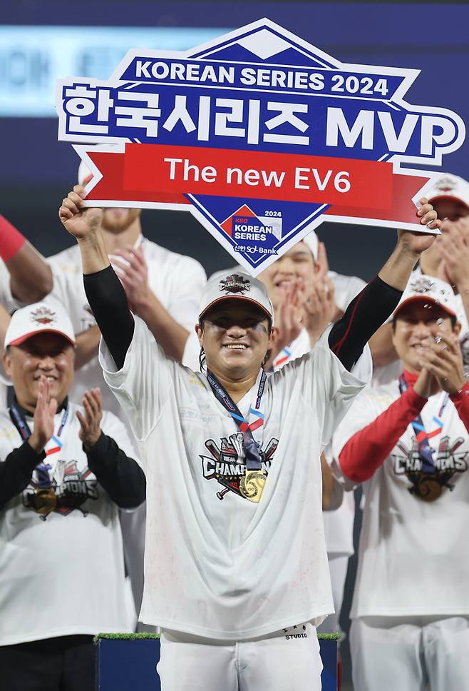 KIA 김선빈이 28일 한국시리즈 우승과 함께 MVP를 수상한 뒤 기뻐하고 있다. 연합뉴스