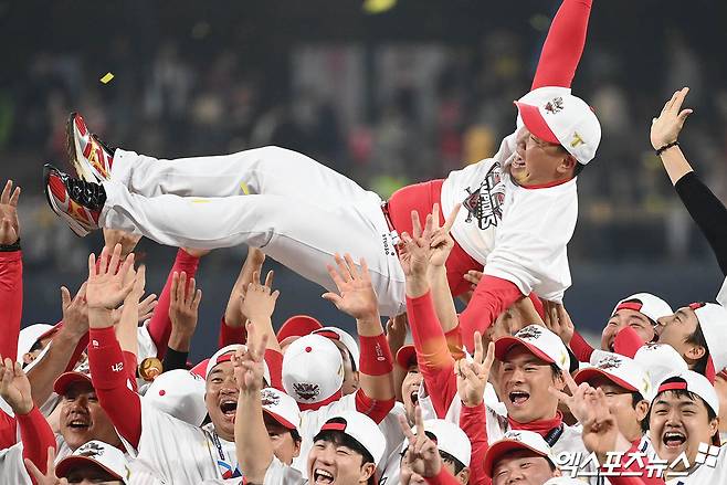 이범호 KIA 감독은 28일 광주 기아챔피언스필드에서 열린 '2024 신한 SOL Bank KBO 포스트시즌' 삼성과 한국시리즈(7전4승제) 5차전에서 7-5 승리를 이끌며 우승 트로피를 손에 넣었다. 이 감독은 경기 후 지속 가능한 강팀을 만들고자 힘찬 각오를 밝혔다. 광주, 김한준 박지영 기자