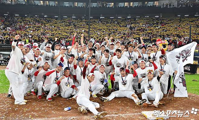 KIA는 28일 광주 기아챔피언스필드에서 열린 '2024 신한 SOL Bank KBO 포스트시즌' 삼성과 한국시리즈(7전4승제) 5차전에서 7-5로 승리했다. 이날 승리로 시리즈 전적 4-1을 기록. 구단 역사상 12번째 우승을 확정했다. 광주, 김한준 박지영 기자