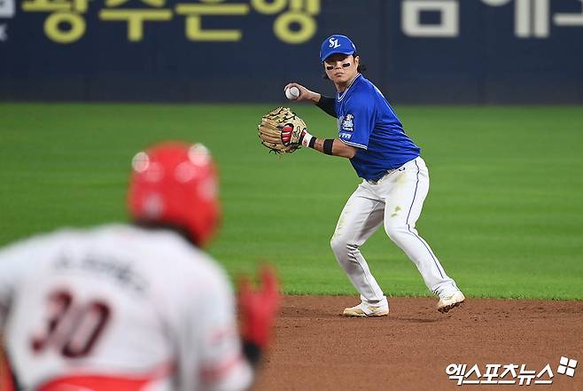 28일 오후 광주기아챔피언스필드에서 열린 '2024 신한 SOL Bank KBO 한국시리즈' 삼성 라이온즈와 KIA 타이거즈의 5차전 경기, 4회말 2사 만루 삼성 2루수 류지혁이 KIA 소크라테스의 내야 땅볼 타구를 잡아 1루로 송구하고 있다. 광주, 박지영 기자